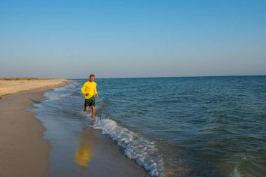 Gezgin, memnuniyetle, sörf hat boyunca çalışıyor 
