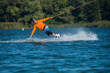 Wakeboarding hile yapma adam konsantre