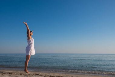 Kollarını açarak romantik kadın