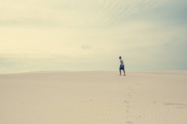 Çölde kayıp yorgun adam