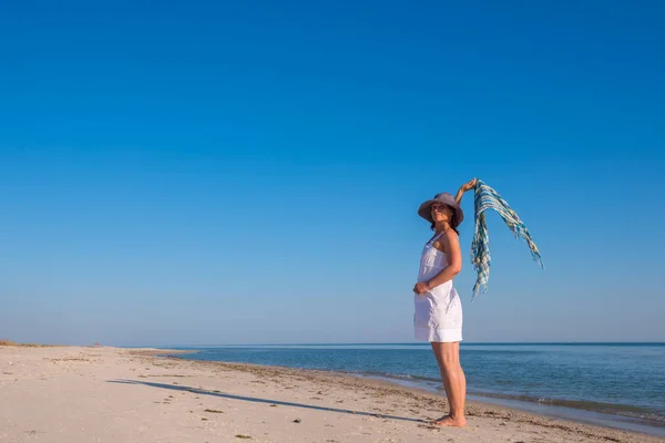 Radosny kobieta pozuje z latania szalik w bezludnej plaży — Zdjęcie stockowe