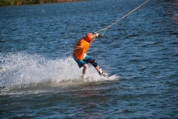 L'uomo concentrato si allena su un wakeboard — Foto Stock