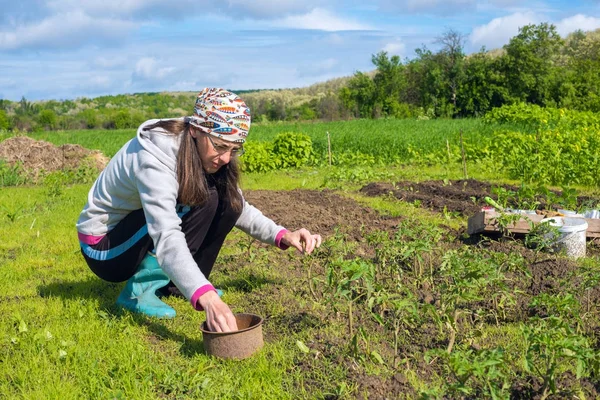 Konsantre kadın bahçede çalışıyor