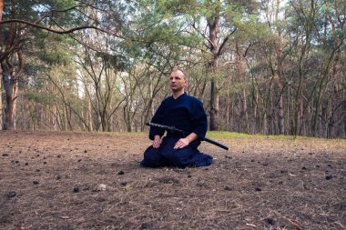 Adam dövüş sanatları pratik önce meditasyon 