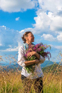 Kadın, bir buket çiçekler ile sarılma rüya