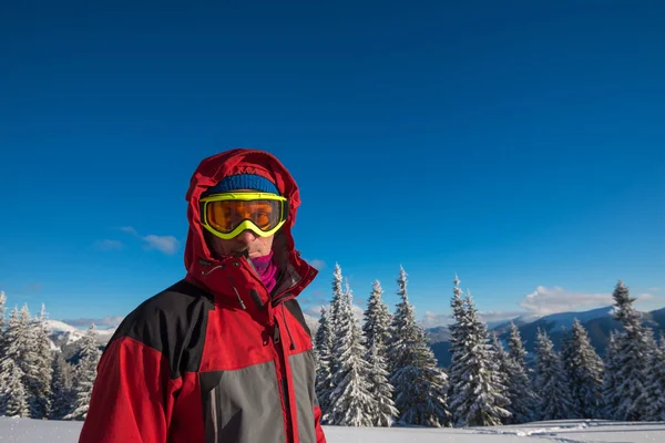 Portrait de voyageur dans les montagnes d'hiver — Photo