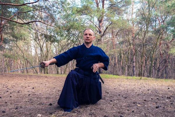 Konsantre adam kılıçla dövüş sanatları katana uygulamak