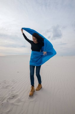 Mutlu kız çöl fırtınası'ndan sonra yürüyor