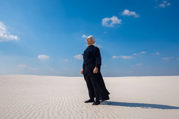 砂漠に立っている男の集中し、瞑想 — ストック写真