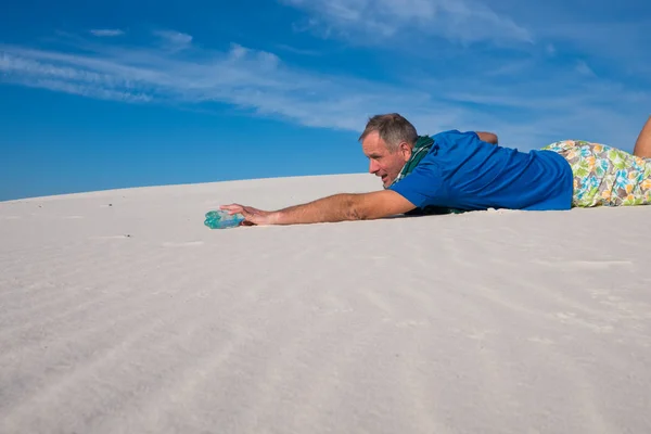 Wyczerpany człowiek czołgał się na piasku — Zdjęcie stockowe
