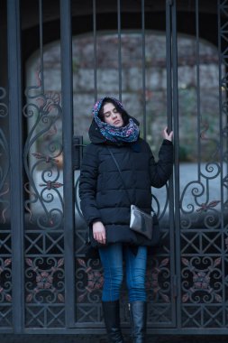 Genç kadın bir vintage Iron gate poz rüya