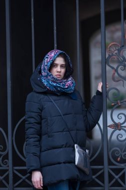Romantik genç kadın vintage Iron gate poz