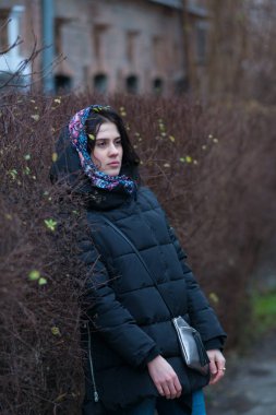 Romantik genç kadın eski şehirde yürüyor