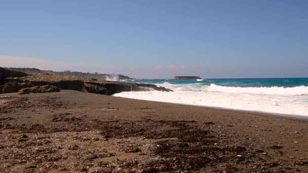绿松石波浪飞溅在半岛的沙滩上 Akamas 塞浦路斯 令人敬畏的阳光明媚的一天在海边 — 图库视频影像