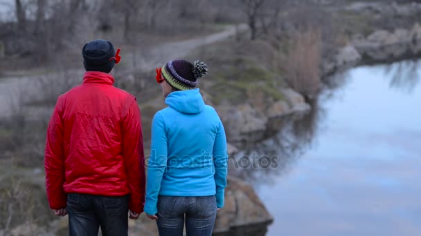 Funny Couple Travelers Stand Shore Lake Winter Day Turn Amusing — Stock Video