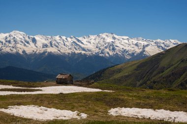 Terk edilmiş shepherd'ın kulübe bir dağ çayır üzerinde