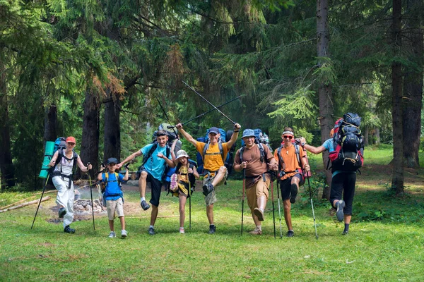 Companhia de amigos alegres, viajantes — Fotografia de Stock