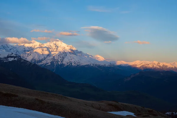 Splendido tramonto sulle cime innevate delle montagne — Foto Stock
