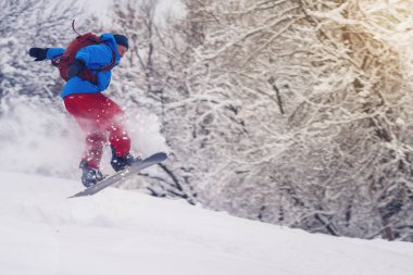 Snowboard Kar toz bulutu içinde atlama 