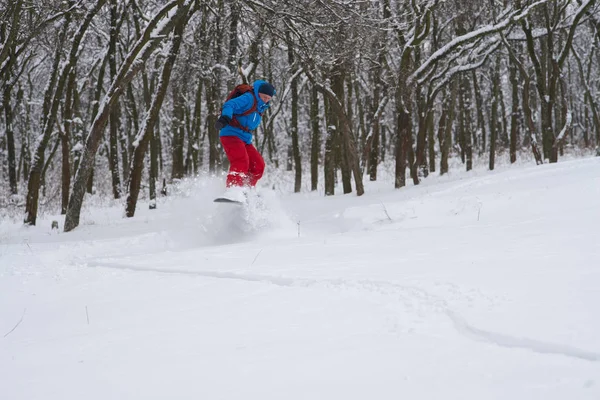 Snowboarder está pulando em uma neve profunda — Fotografia de Stock