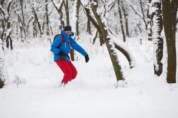 Snowboarder roule dans une neige profonde — Photo