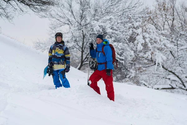 İki mutlu snowboard ormanda duruyorsun — Stok fotoğraf