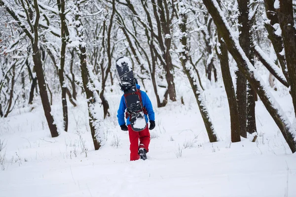 Maceracı onun sırt çantası için bağlı bir snowboard ile — Stok fotoğraf