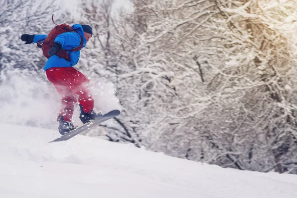 Snowboarder είναι το άλμα σε ένα σύννεφο σκόνης χιόνι — Φωτογραφία Αρχείου