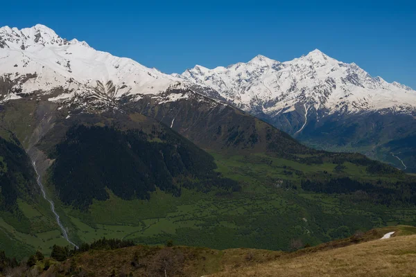 Güzel yeşil dağ Vadisi — Stok fotoğraf