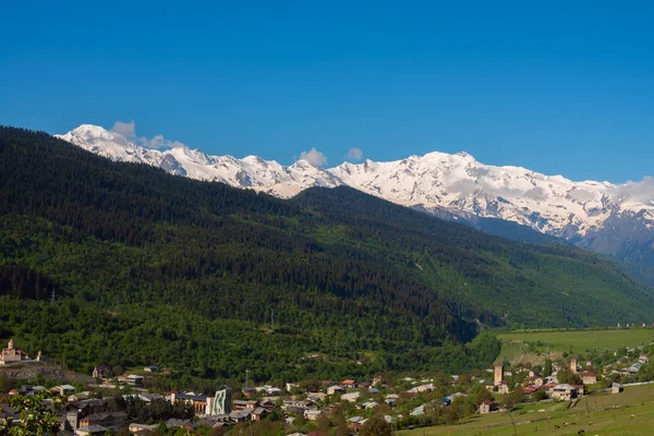 Cidade velha localizada em um vale de montanha verde — Fotografia de Stock