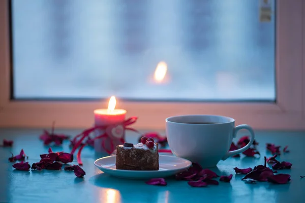 Valentine's Day, romantic dinner - big cup of coffee and cake — Stock Photo, Image