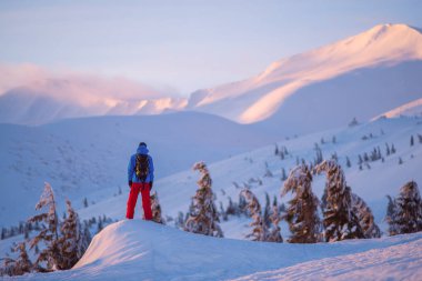 Maceracı, sırt çantası ile dağ yaylada standları