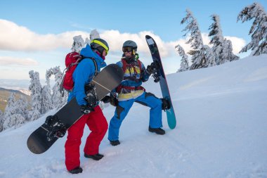 Gülümseyen snowboard vahşi macera zevk