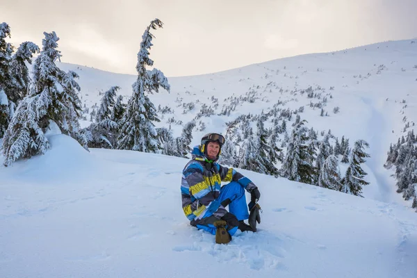 Snowboarder descansando durante un freeride —  Fotos de Stock