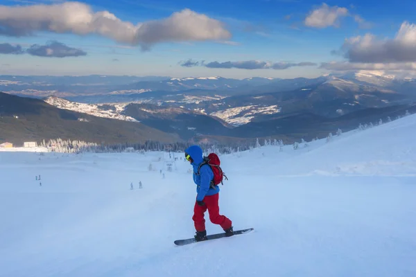 Snowboard, sırt çantası rides dağ eğim aşağı — Stok fotoğraf