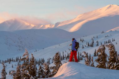 Uzun yürüyüşe çıkan kimse arka plan karla kaplı tepe üzerinde