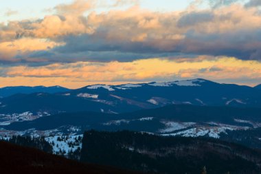 Blizzard sonra kış dağlarda günbatımı