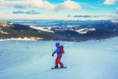 Snowboard Kayak merkezinde dağ eğim aşağı rides