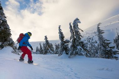 Dağlarda snowboard sürmek