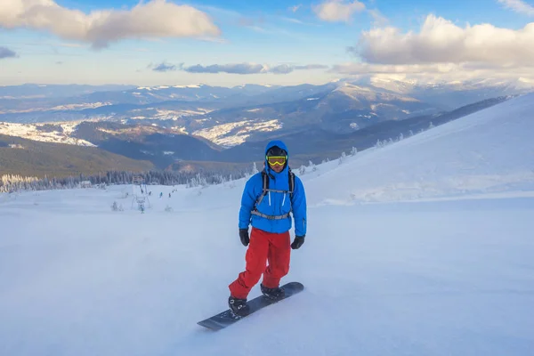 Daha önce bir iniş kış dağlarda poz snowboarder — Stok fotoğraf