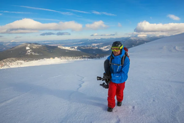 Snowboarder beklimmingen op een bergrug — Stockfoto