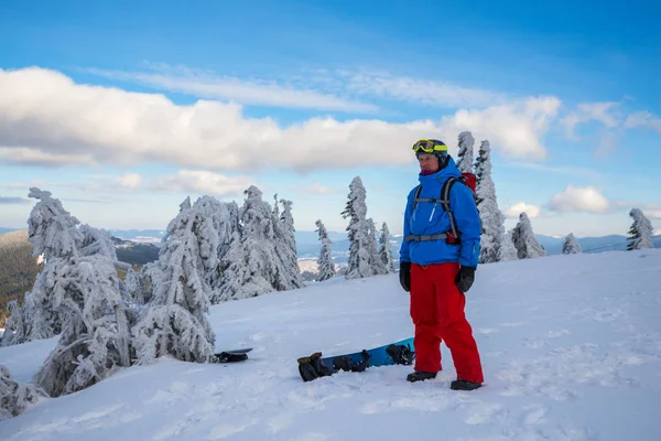 Snowboarder se relaja en una cresta de montaña —  Fotos de Stock