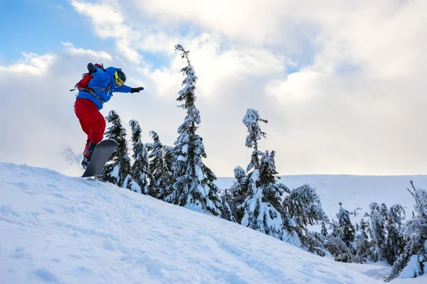 Kış dağlarda bindiği süre snowboard atlar — Stok fotoğraf