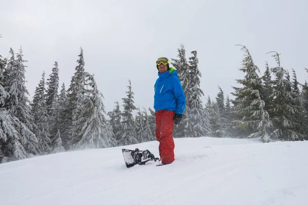 Joyeux snowboarder se détend pendant le freeride dans des conditions difficiles — Photo