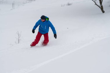 Snowboard sürmek, derin karda