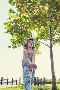 Sabun köpüğü ve having fun Park'ta küçük kız yakalar