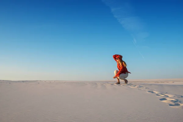 Nowoczesne, młoda kobieta, Blondynka pozuje na pustyni — Zdjęcie stockowe