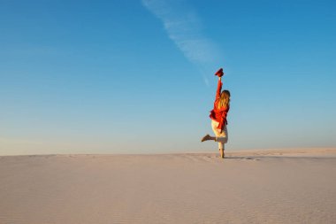 Etkileyici genç kadın, çölde poz sarışın 