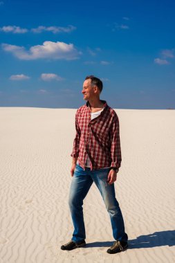 Neşeli Gezgin, adam çölde pozlar.