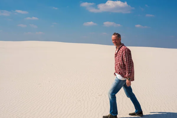 うれしそうな旅行者、男は砂漠に沿って歩く — ストック写真
